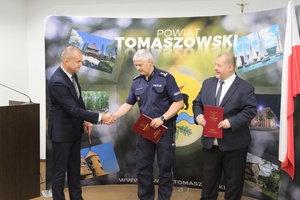 Pamiątkowe zdjęcia z podpisania porozumienia we wnętrzu sali konferencyjnej Starostwa Powiatowego w Tomaszowie Mazowieckim.