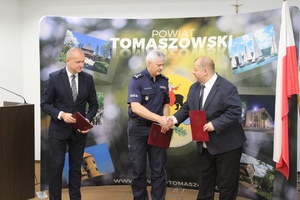 Pamiątkowe zdjęcia z podpisania porozumienia we wnętrzu sali konferencyjnej Starostwa Powiatowego w Tomaszowie Mazowieckim.