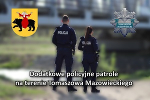 Umundurowany policjant i policjantka stojący tyłem. Niewyraźne tło. Godło Tomaszowa Mazowieckiego i logo tomaszowskiej Policji. Napis dodatkowe patrole policyjne na ulicach Tomaszowa Mazowieckiego.