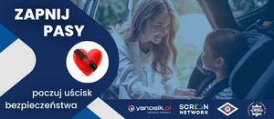 Grafika z napisem zapnij pasy poczuj uścisk bezpieczeństwa. W tle widać kobietę zapinającą pasy dziecku.