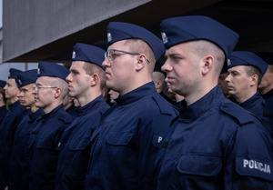 Umundurowani policjanci stojący w dwuszeregu.