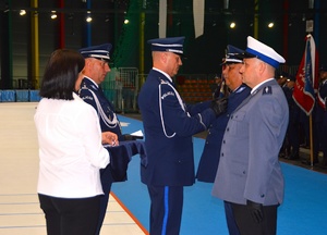 Komendant Wojewódzki Policji w Łodzi wraz z I Zastępcą wręczają odznaczenia wyróżnionym policjantom.