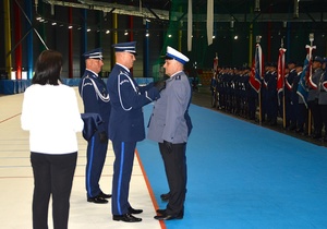 Komendant Wojewódzki Policji w Łodzi wraz z I Zastępcą wręczają odznaczenia wyróżnionym policjantom.