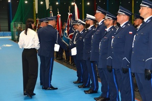 Wręczenie przez Komendanta Wojewódzkiego Policji w Łodzi i jego pierwszego zastępcę, aktów mianowania na wyższe stopnie policyjne, funkcjonariuszom różnych pionów stojących w pododdziale wyróżnionych.