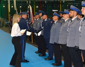 Wręczenie przez Komendanta Wojewódzkiego Policji w Łodzi i jego pierwszego zastępcę, aktów mianowania na wyższe stopnie policyjne, funkcjonariuszom różnych pionów stojących w pododdziale wyróżnionych.