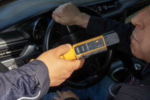 Policjant bada trzeźwość kierowcy.