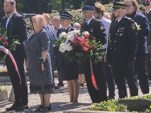 I Zastępca Komendanta Powiatowego Policji w Tomaszowie Mazowieckim podinspektor  Wioletta Stawiarska biorąca udział w uroczystościach upamiętniających wybuch II Wojny Światowej.