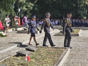 I Zastępca Komendanta Powiatowego Policji w Tomaszowie Mazowieckim podinspektor Wioletta Stawiarska biorąca udział w uroczystościach upamiętniających wybuch  II wojny światowej.