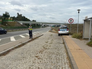 Policjant ruchu drogowego w trakcie pełnienia służby na drodze