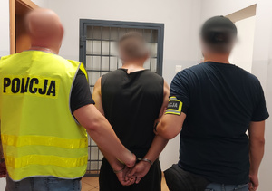 Funkcjonariusze Policji z zatrzymanym sprawcą kradzieży auta.