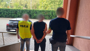Policjanci prowadzący zatrzymanego sprawcę kradzieży.