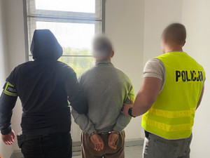 Funkcjonariusze Policji z zatrzymanym 28-latkiem w trakcie doprowadzenia do Prokuratury  Rejonowej w Tomaszowie Maz.