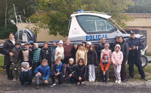 Uczniowie klasy trzeciej Archidiecezjalnej Katolickiej Publicznej Szkoły Podstawowej w Tomaszowie Mazowieckim z tomaszowskimi  policjantami na terenie Ogniwa Konnego w Smardzewicach.