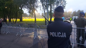 Umundurowany policjant w trakcie zabezpieczenia meczu.