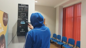 Petent KPP w Tomaszowie Maz. przeprowadzający badanie alkometrem.