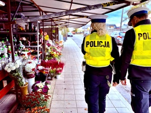 Policjanci patrolujący teren przy cmentarzu.