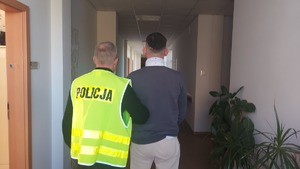 Funkcjonariusz policji z zatrzymanym 38-latkiem.