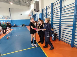 Podispektor Wioletta Stawiarska i dyrektor szkoły Agnieszka Dziedzic wręczające dyplomy i puchary uczestnikom meczu.