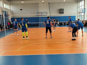 Rozgrywka pomiędzy policjantami a kadetami.