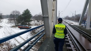 Umundurowana funkcjonariuszka Policji i pojazd służbowy SOK