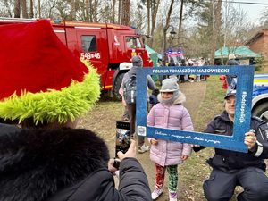 Uczestniczka Spalskich Mikołajek fotografowana wraz z umundurowanym funkcjonariuszem Policji.