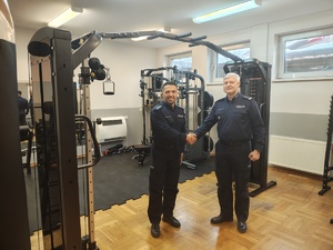 Komendant Powiatowy Policji w Tomaszowie Maz. wraz  z zastępca naczelnika Wydziału Prewencji na nowej siłowni.