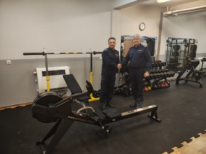 Komendant Powiatowy Policji w Tomaszowie Maz. wraz z naczelnikiem wydziału Prewencji na tele sprzętu nowej siłowni.