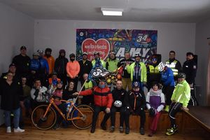 Uczestnicy rajdu rowerowego na rzecz WOŚP z funkcjonariuszami Policji.