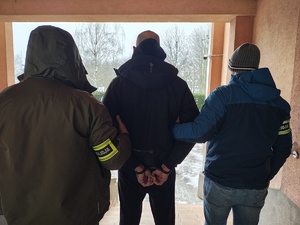 Funkcjonariusze Policji z zatrzymanym 41-latkiem.