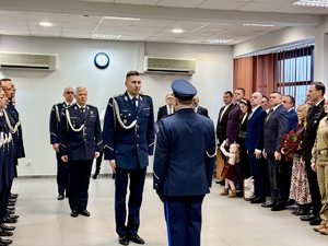 Dowódca uroczystej zbiórki zdający meldunek I Zastępcy Komendanta Wojewódzkiego Policji w Łodzi. insp. Adamowi Jurkowi.