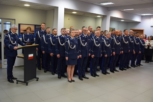 Przemawiający na uroczystości insp. Tomasz Jędrzejczyk, kadra kierownicza i Policjanci.