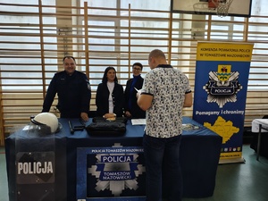 Zespół doborowy przy stoisku podczas targów.