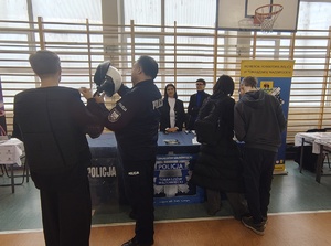 Uczniowie odwiedzający policyjne stoisko podczas targów.