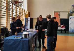 Policjanci z uczniami podczas targów.