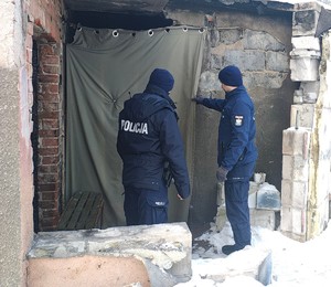 Dzielnicowi kontrolujący pustostan.