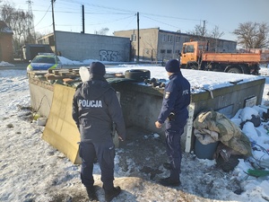 Dzielnicowi kontrolują piwnice.