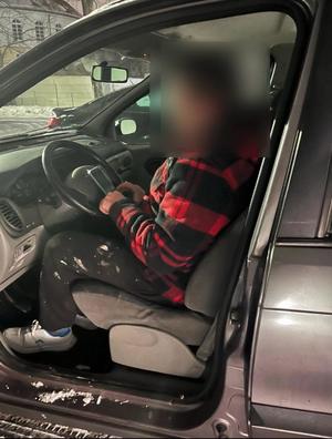 Uratowany przez funkcjonariuszy mężczyzna siedzący w samochodzie.