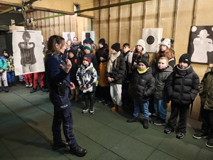 Spotkanie policyjnego profilaktyka z dziećmi z półkolonii na strzelnicy.