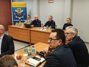 Zastępca Komendanta Wojewódzkiego Policji w Łodzi mł.insp. Mariusz Siejka, Komendant Powiatowy Policji w Tomaszowie Maz. mł. insp. Przemysław Mazurkiewicz, I Zastępca Komendanta Powiatowego Policji w Tomaszowie Maz. podinsp. Wioletta Stawiarska, Starosta Tomaszowski Dariusz Kowalczyk, Burmistrz Inowłodza Bogdan Kącki i Wójt gminy Czerniewice Andrzej Bednarek podczas odprawy rocznej.