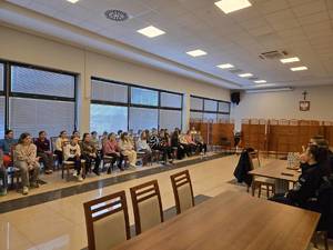 Uczestnicy półkolonii podczas prelekcji zorganizowanej przez KP w Rokicinach.