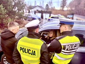policjanci ruchu drogowego w trakcie kontroli drogowej