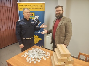 Naczelnik Wydziału Ruchu Drogowego KPP w Tomaszowie Maz. i ksiądz Bogusław Sebesta podczas przekazania odblaskowych aniołów.