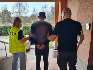 Zatrzymany 39-latek podczas doprowadzenia przez funkcjonariuszy Policji.
