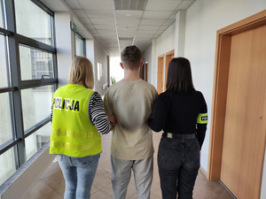 Zatrzymany 21 -letni sprawca kradzieży w trakcie doprowadzenia przez Policjantów.