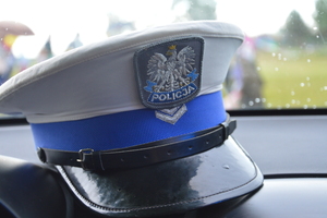 Czapka funkcjonariusza Wydziału Ruchu Drogowego.