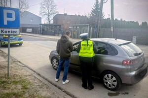 Funkcjonariusz policji i reporter RMF MAXX w ramach prowadzonych działań.