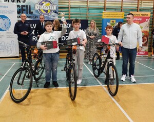 Zwycięska drużyna drugiej grupy wiekowej z przedstawicielami organizatora.