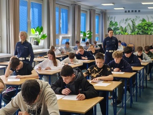 Uczestnicy turnieju w trakcie rozwiązywania testu wiedzy.