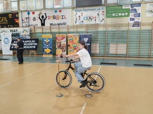 Uczestnik jadący na rowerze podczas eliminacji.