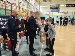 Gratulacje składane uczestnikom turnieju.